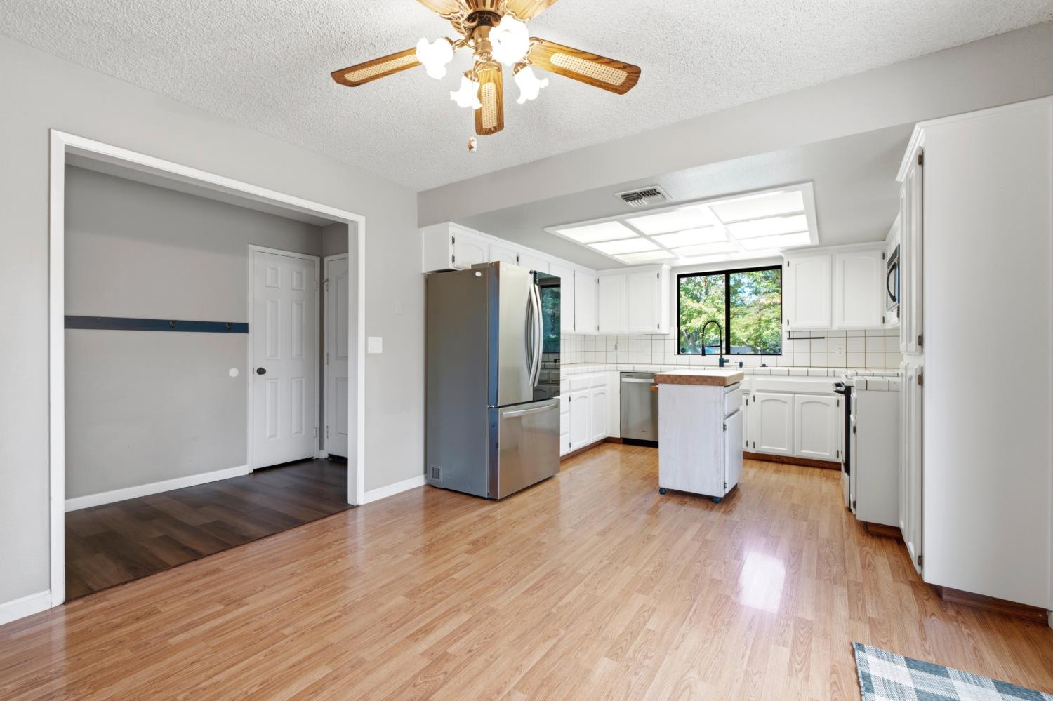 1689 E Pryor Dr, Fresno, CA 93720