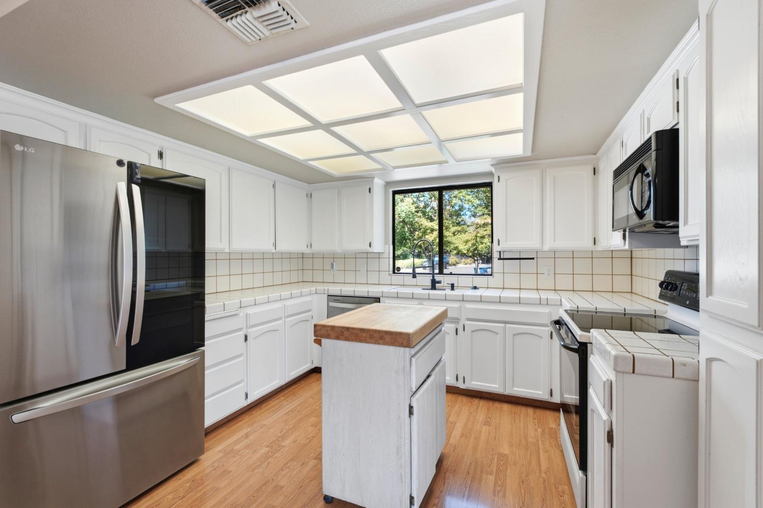 1689 E Pryor Dr, Fresno, CA 93720