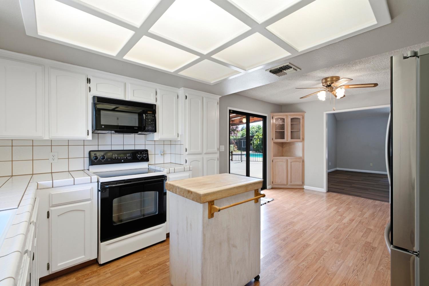 1689 E Pryor Dr, Fresno, CA 93720