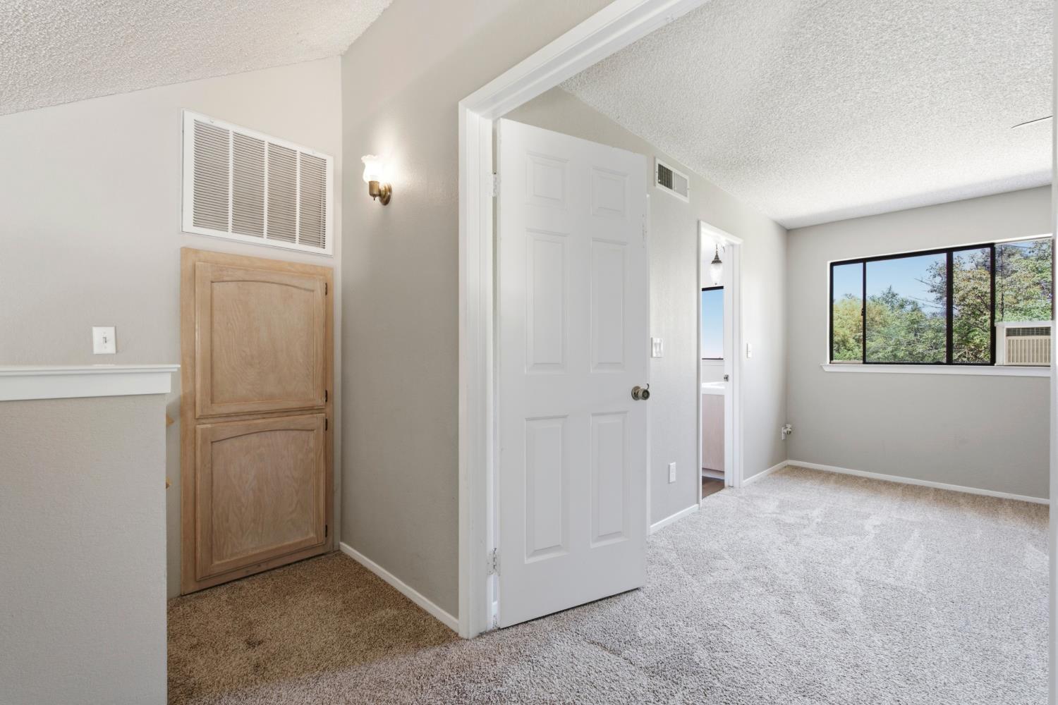 1689 E Pryor Dr, Fresno, CA 93720