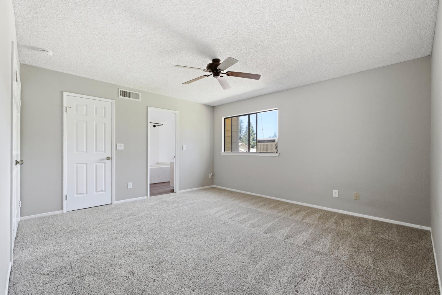1689 E Pryor Dr, Fresno, CA 93720