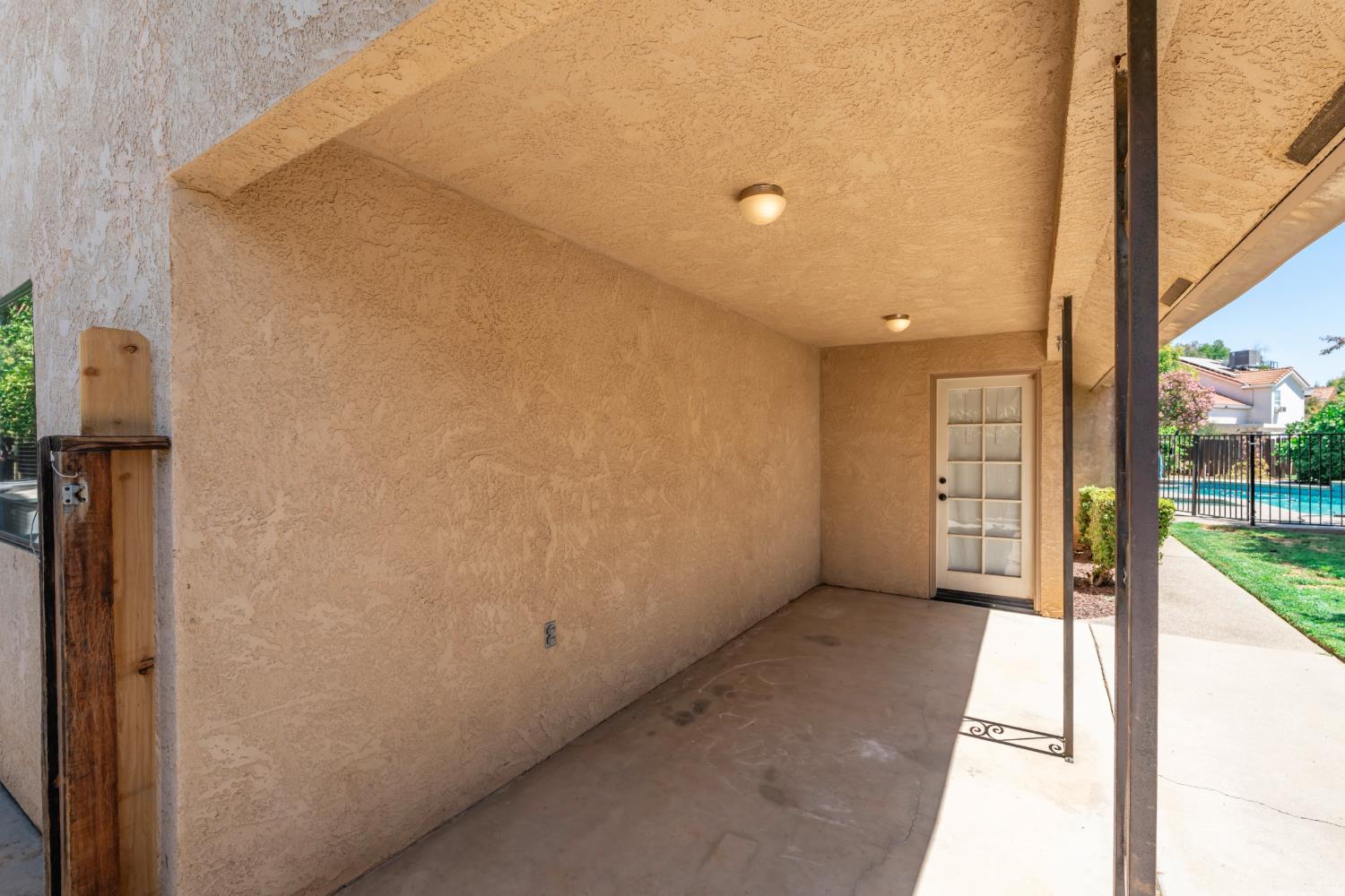 1689 E Pryor Dr, Fresno, CA 93720