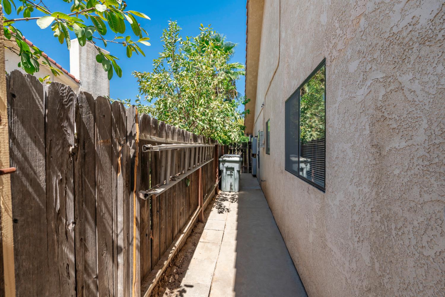 1689 E Pryor Dr, Fresno, CA 93720