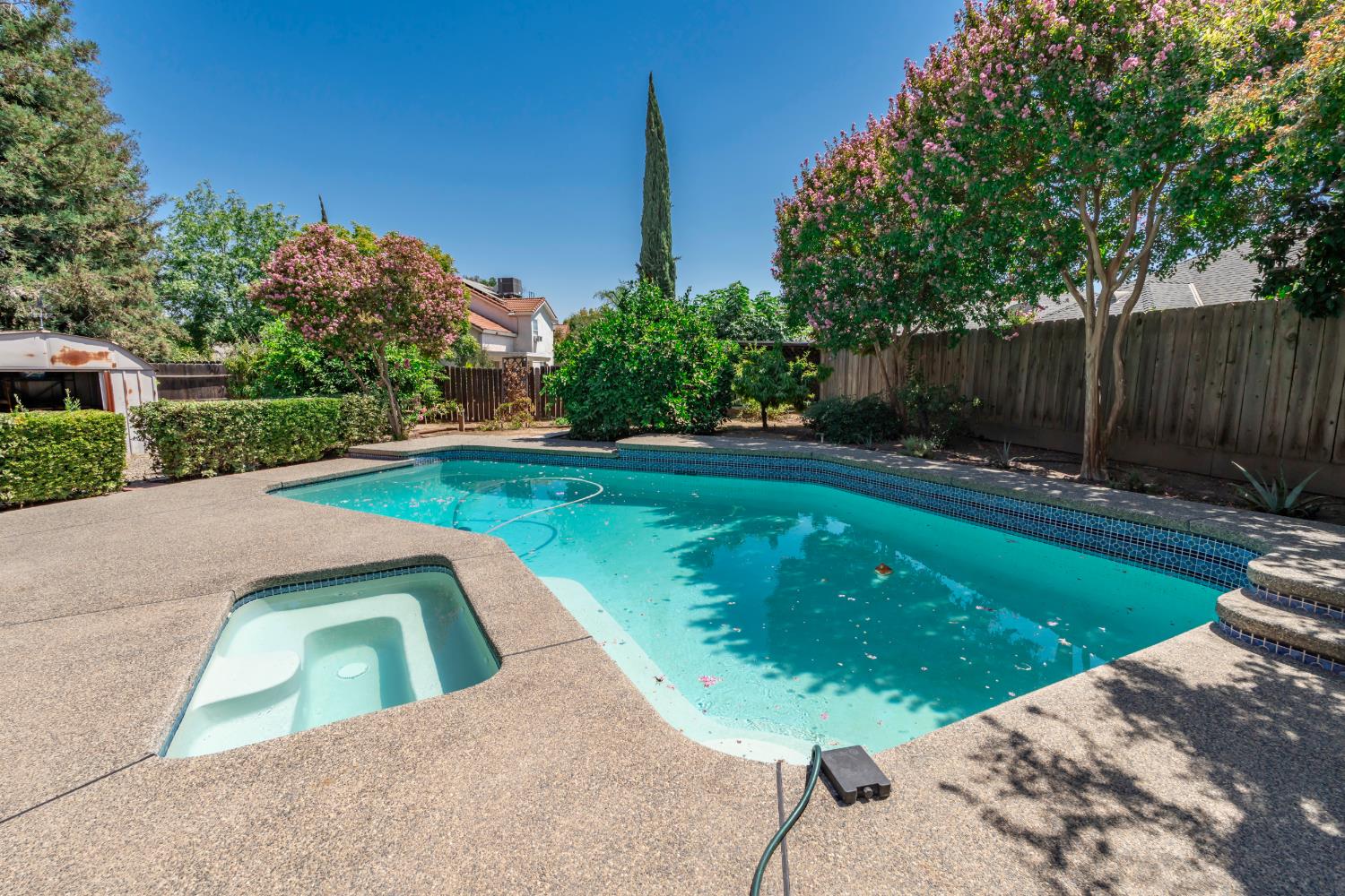 1689 E Pryor Dr, Fresno, CA 93720