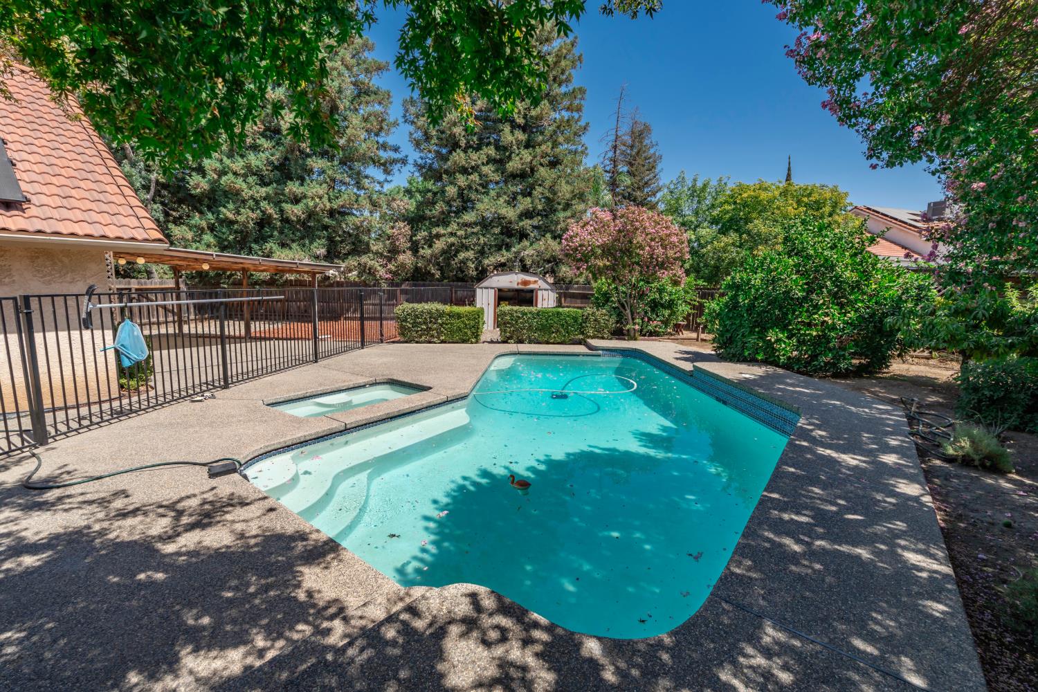 1689 E Pryor Dr, Fresno, CA 93720