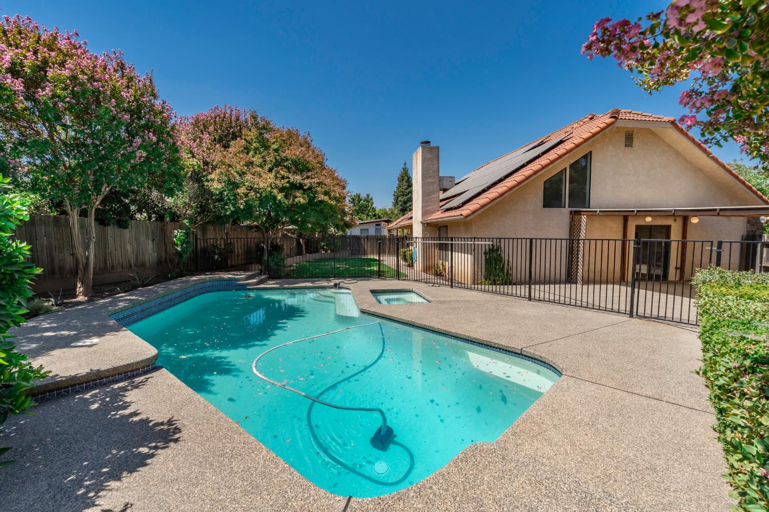 1689 E Pryor Dr, Fresno, CA 93720