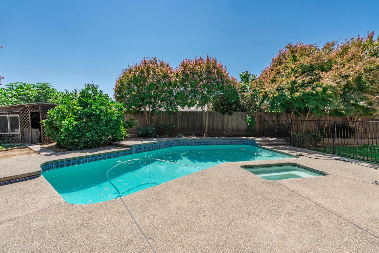 1689 E Pryor Dr, Fresno, CA 93720