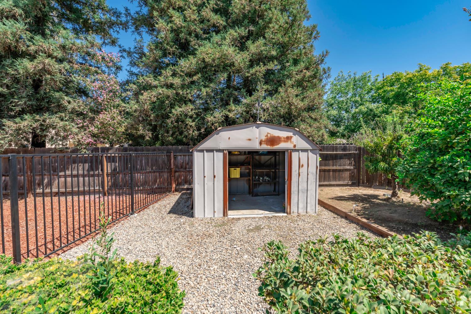 1689 E Pryor Dr, Fresno, CA 93720