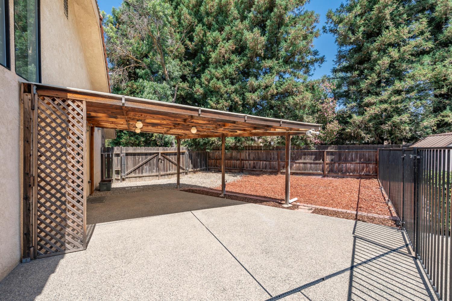 1689 E Pryor Dr, Fresno, CA 93720