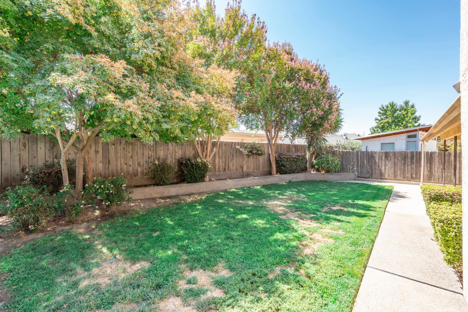 1689 E Pryor Dr, Fresno, CA 93720