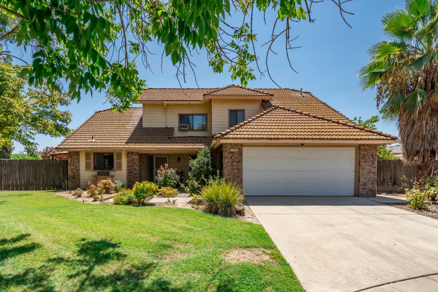 1689 E Pryor Dr, Fresno, CA 93720