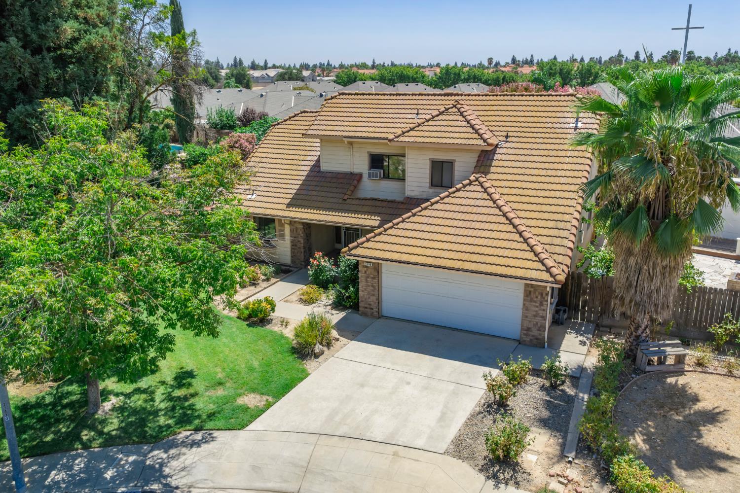 1689 E Pryor Dr, Fresno, CA 93720