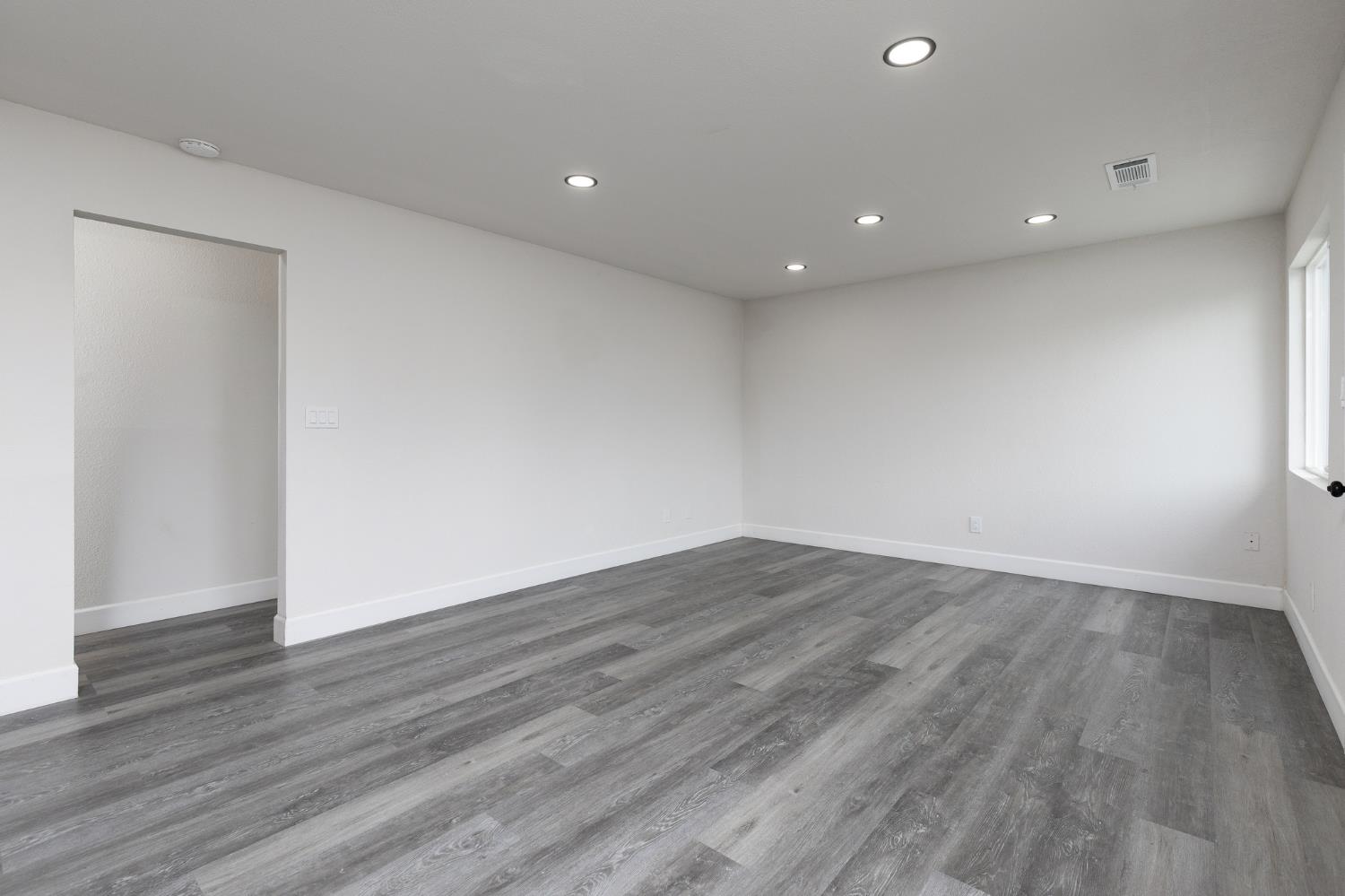 1948 N Encina St, Visalia, CA 93291