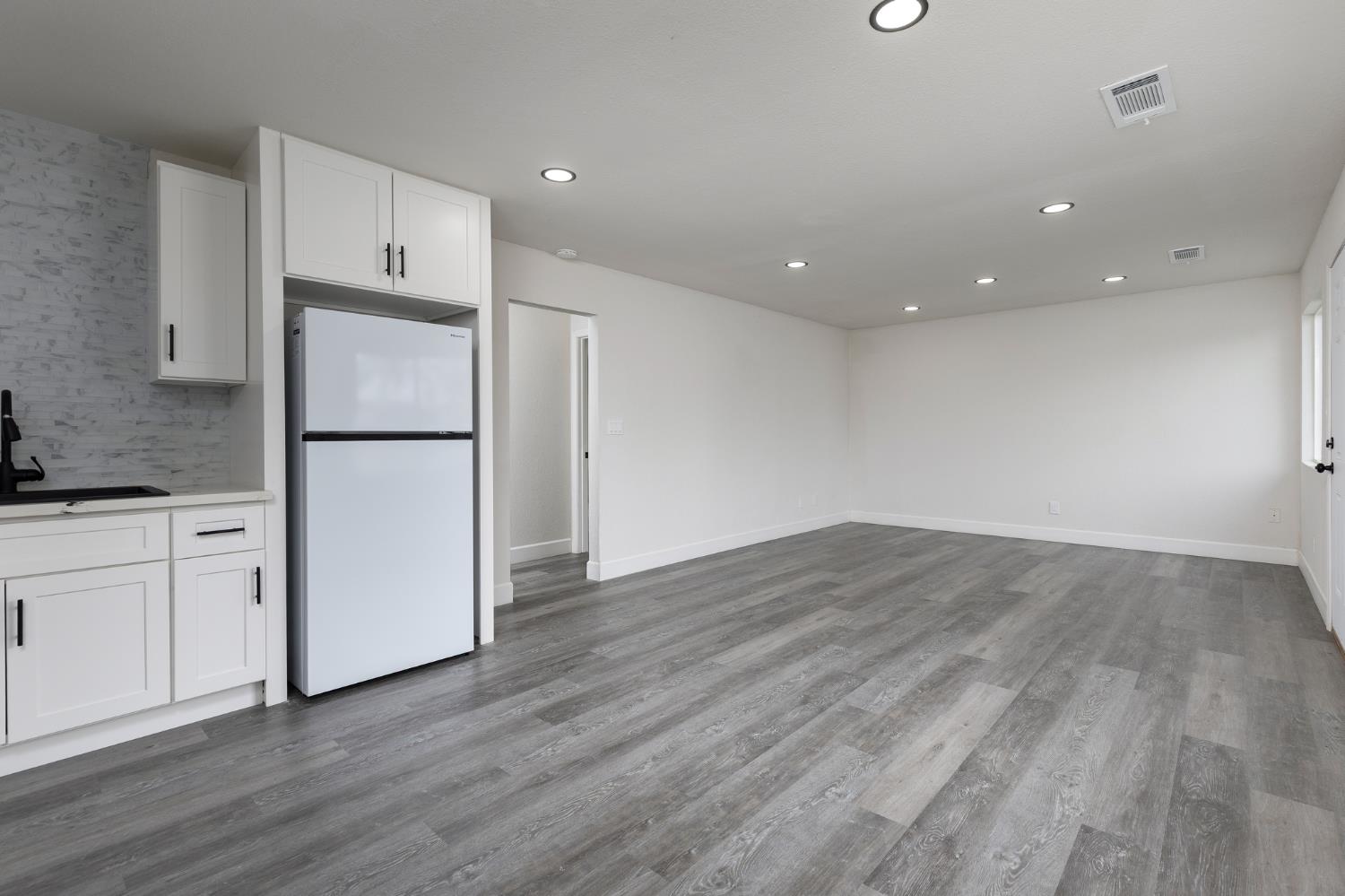 1948 N Encina St, Visalia, CA 93291