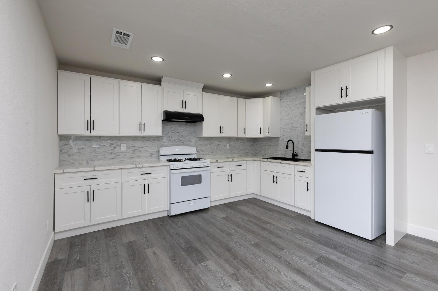 1948 N Encina St, Visalia, CA 93291