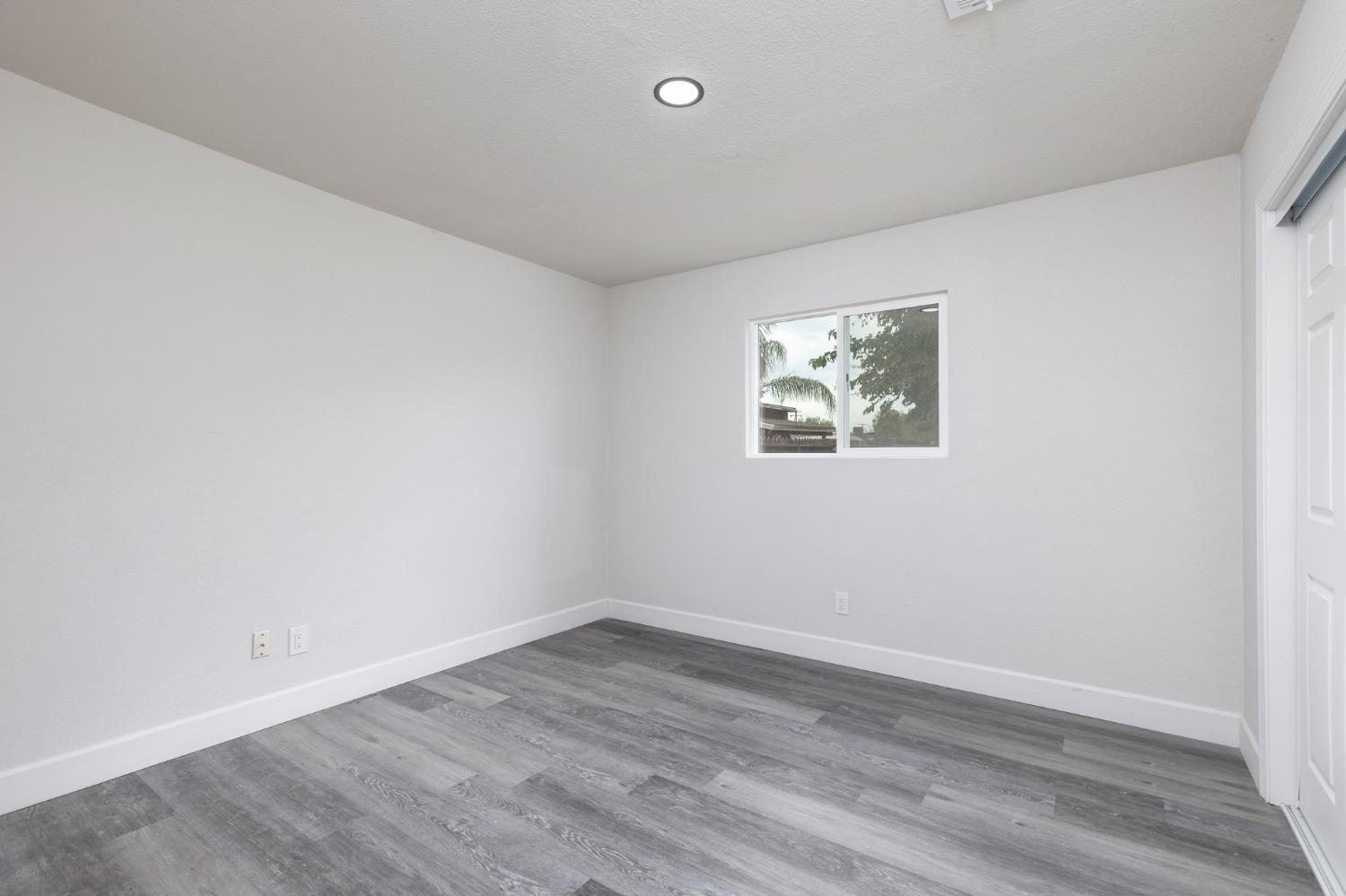 1948 N Encina St, Visalia, CA 93291