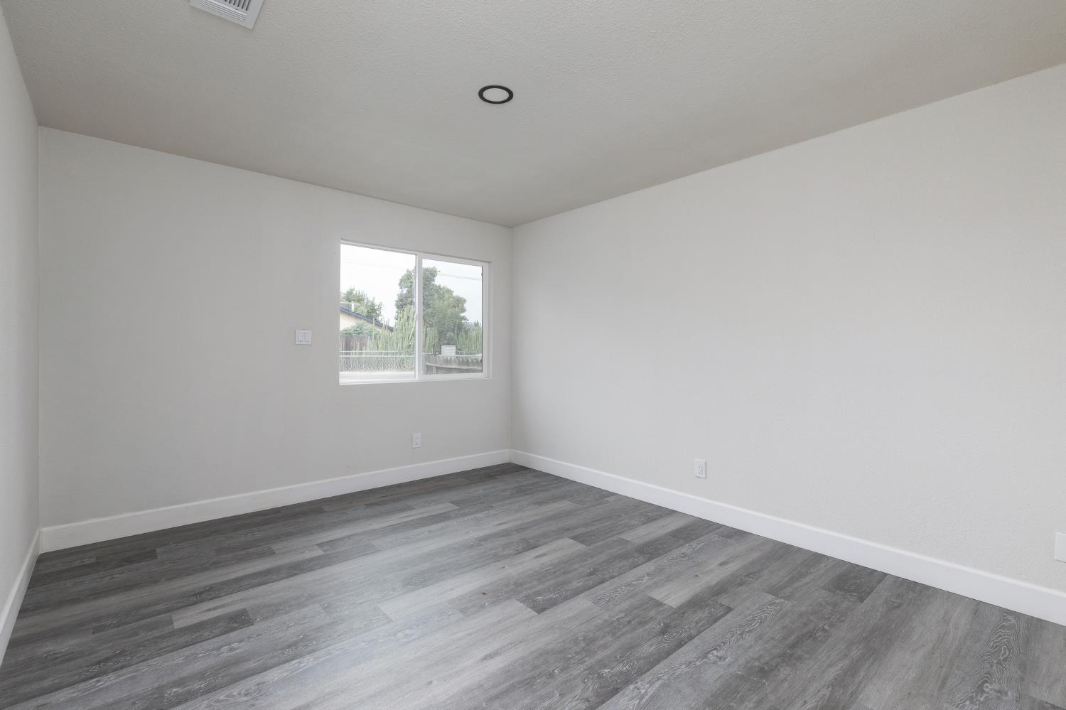 1948 N Encina St, Visalia, CA 93291