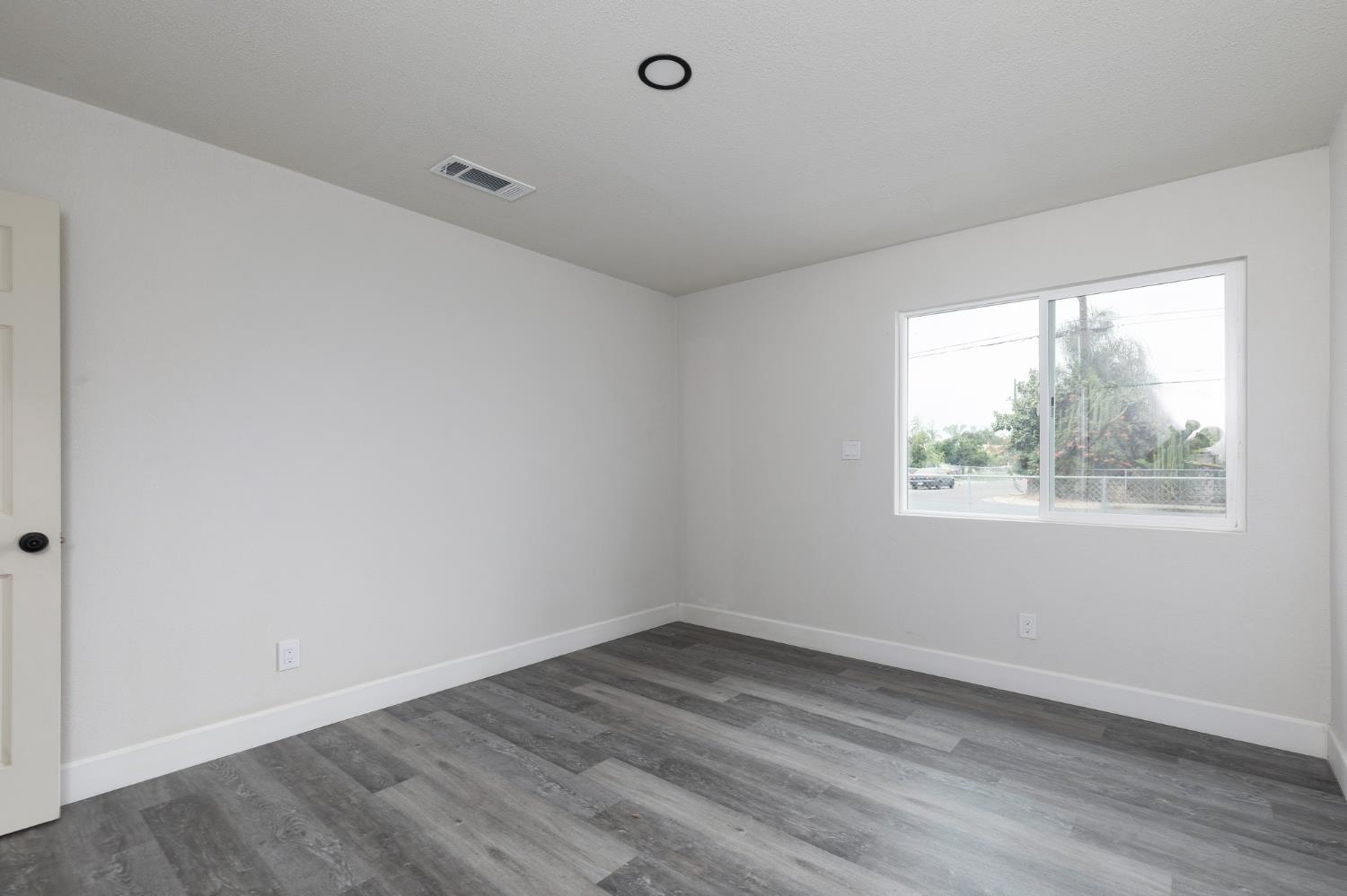 1948 N Encina St, Visalia, CA 93291