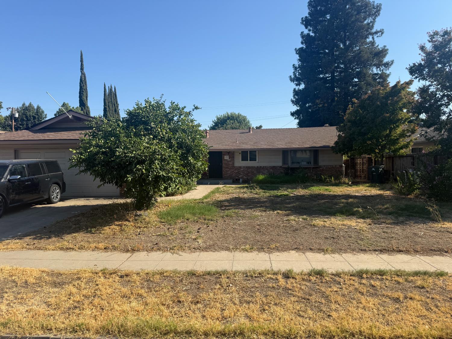 157 W Dovewood Ln, Fresno, CA 93704