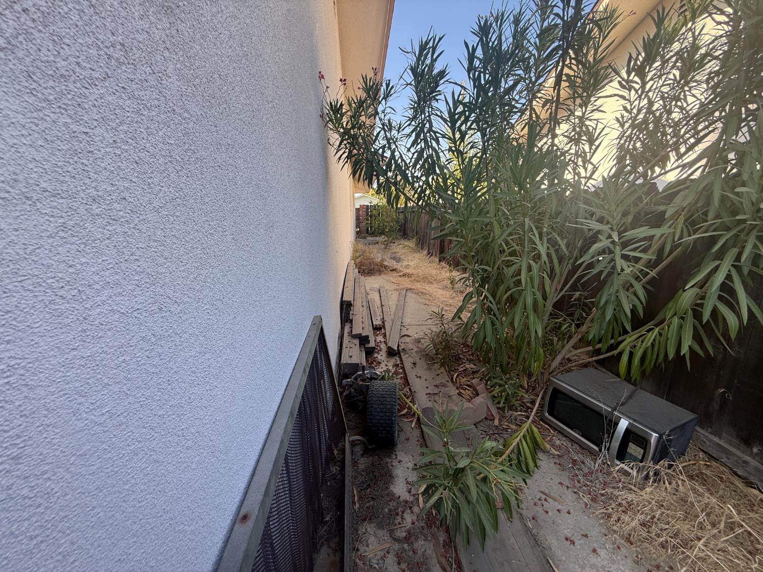 157 W Dovewood Ln, Fresno, CA 93704