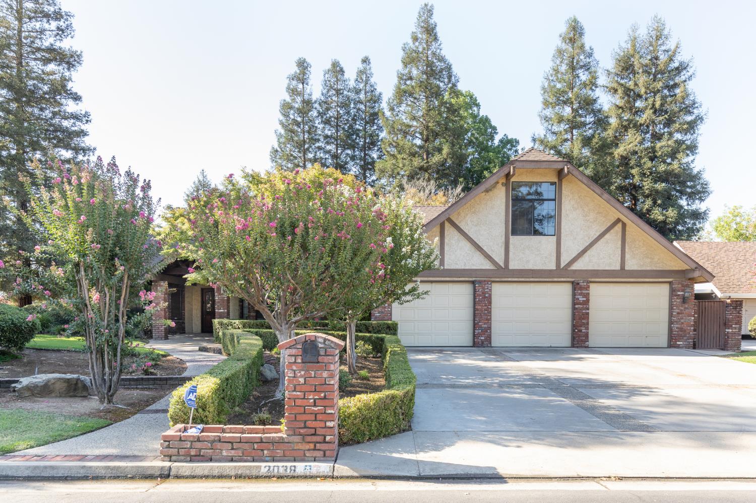 2038 Rall Ave, Clovis, CA 93611