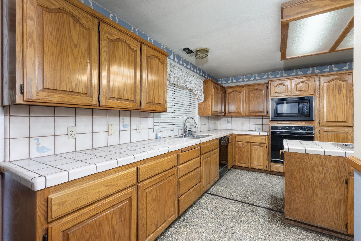 2038 Rall Ave, Clovis, CA 93611