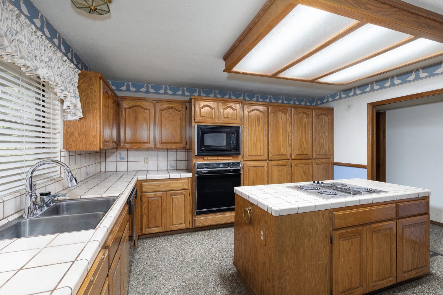 2038 Rall Ave, Clovis, CA 93611