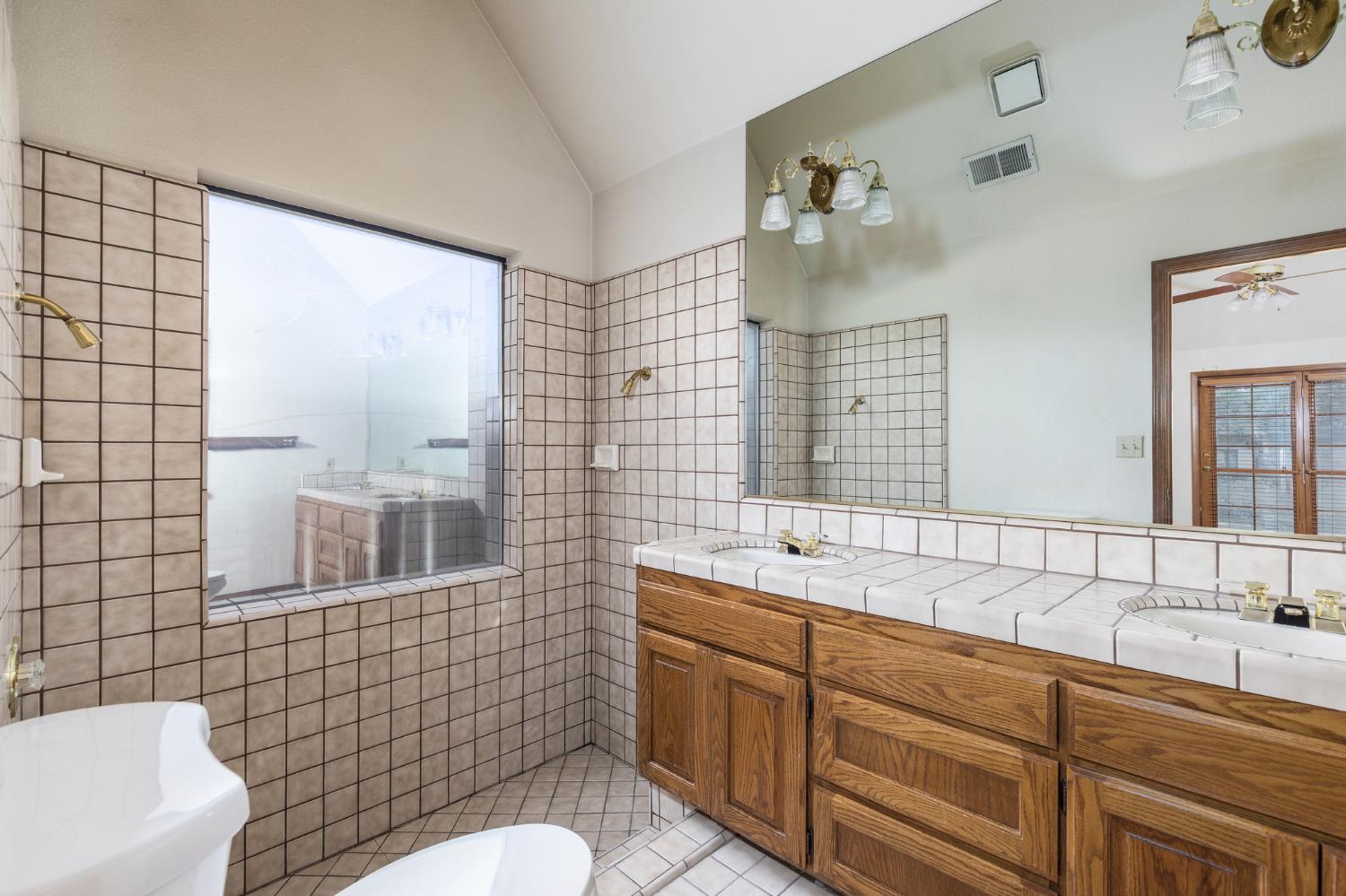 2038 Rall Ave, Clovis, CA 93611