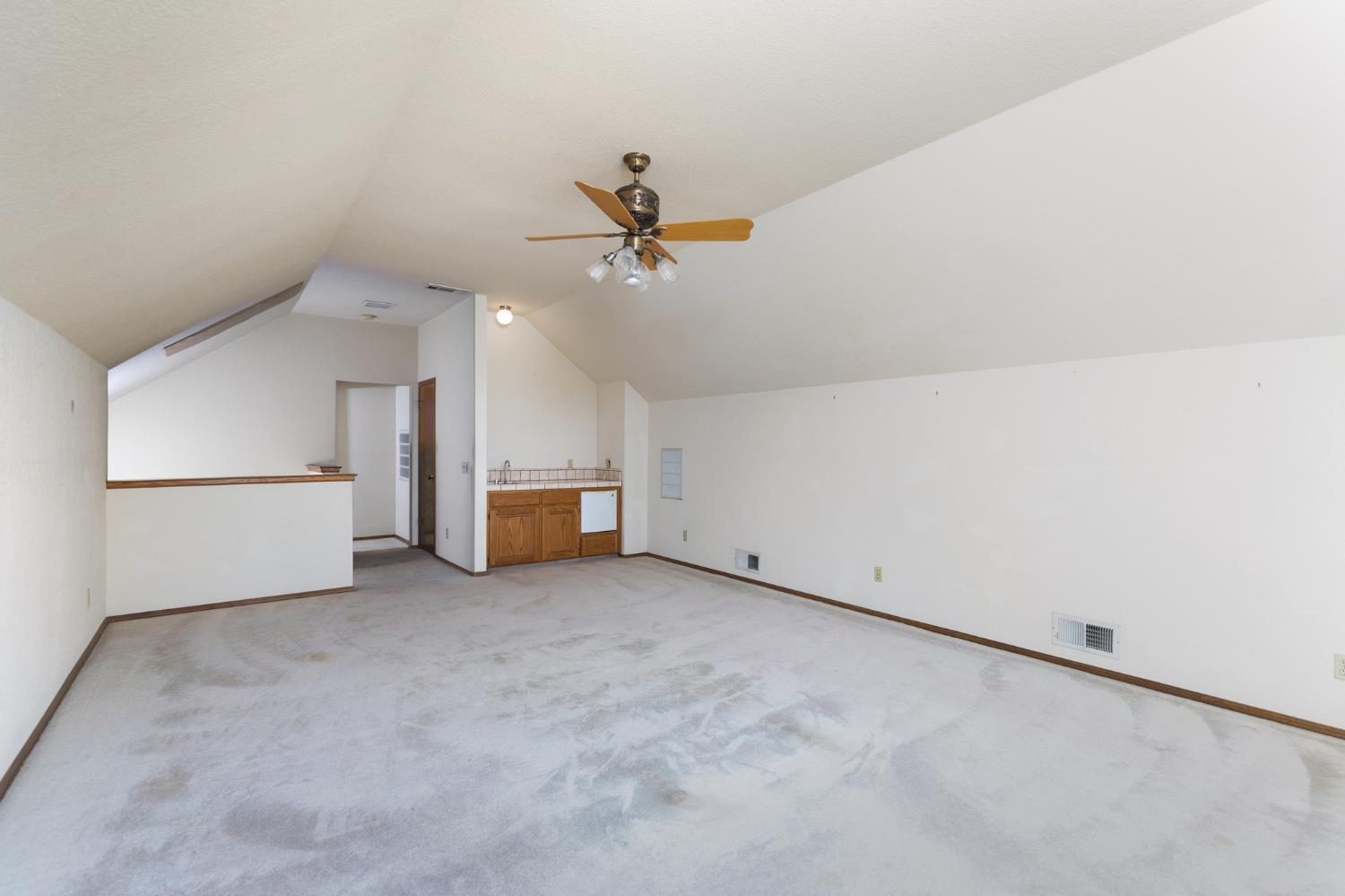 2038 Rall Ave, Clovis, CA 93611