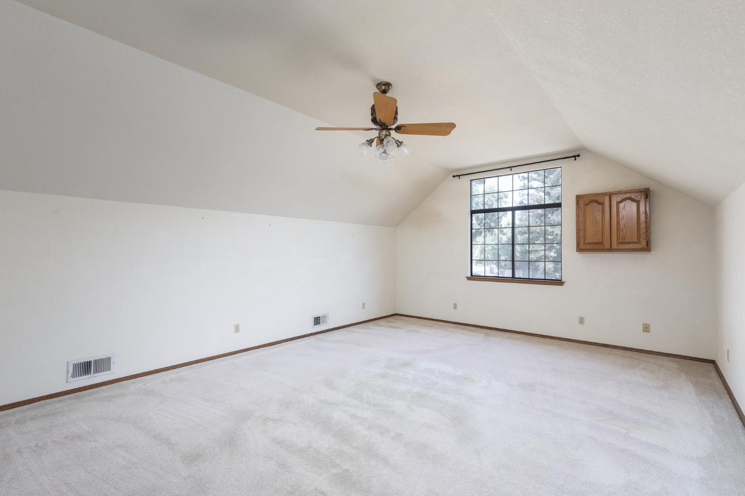 2038 Rall Ave, Clovis, CA 93611