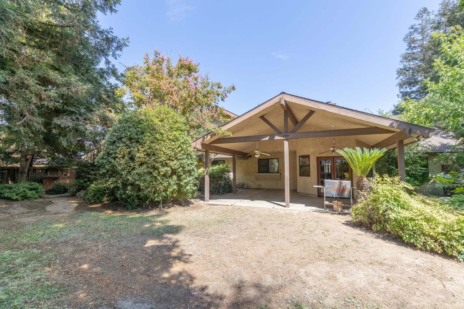 2038 Rall Ave, Clovis, CA 93611
