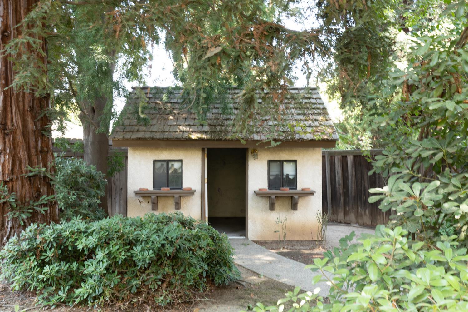 2038 Rall Ave, Clovis, CA 93611