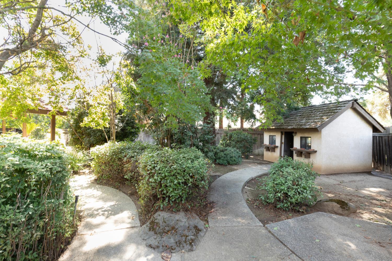 2038 Rall Ave, Clovis, CA 93611