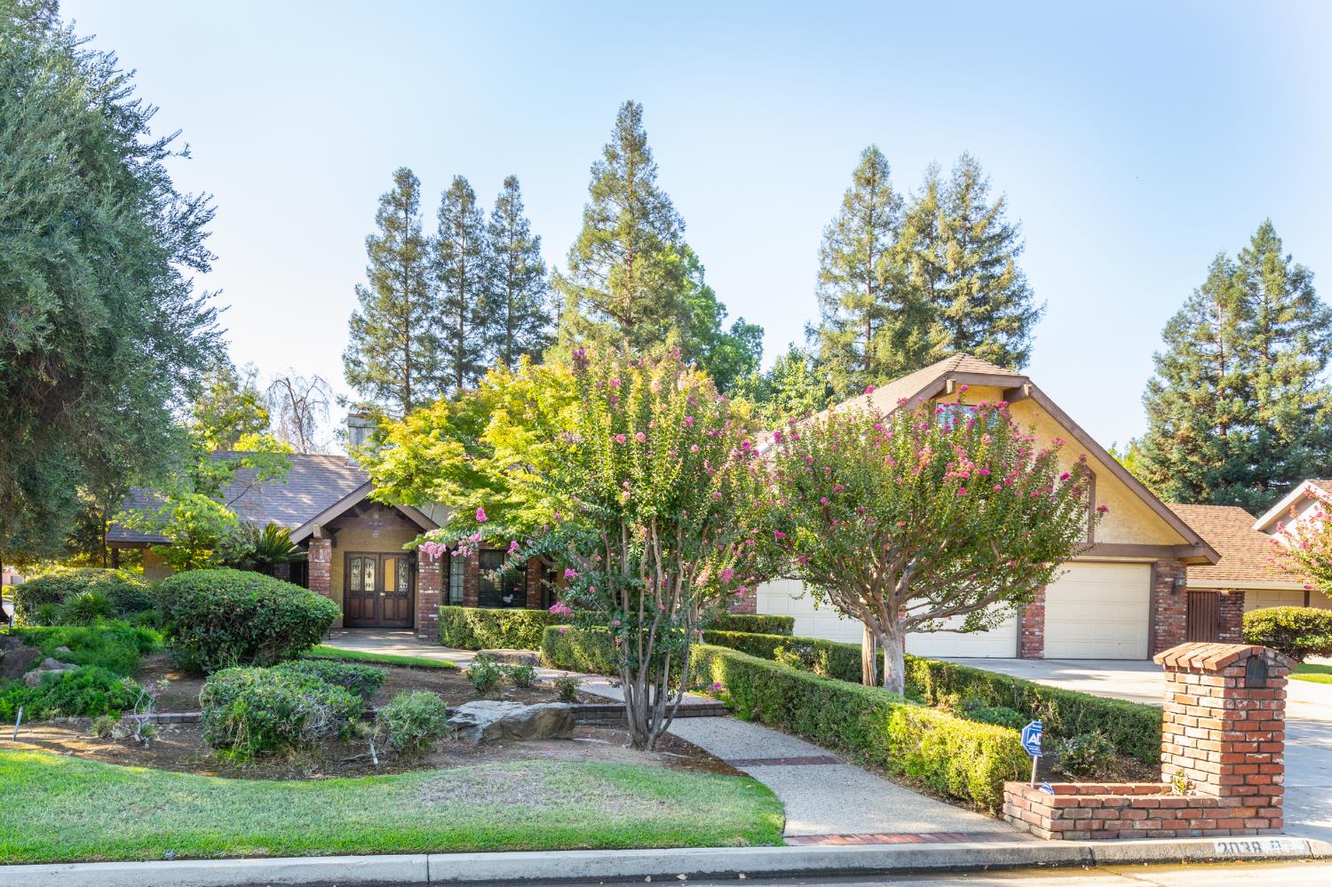 2038 Rall Ave, Clovis, CA 93611