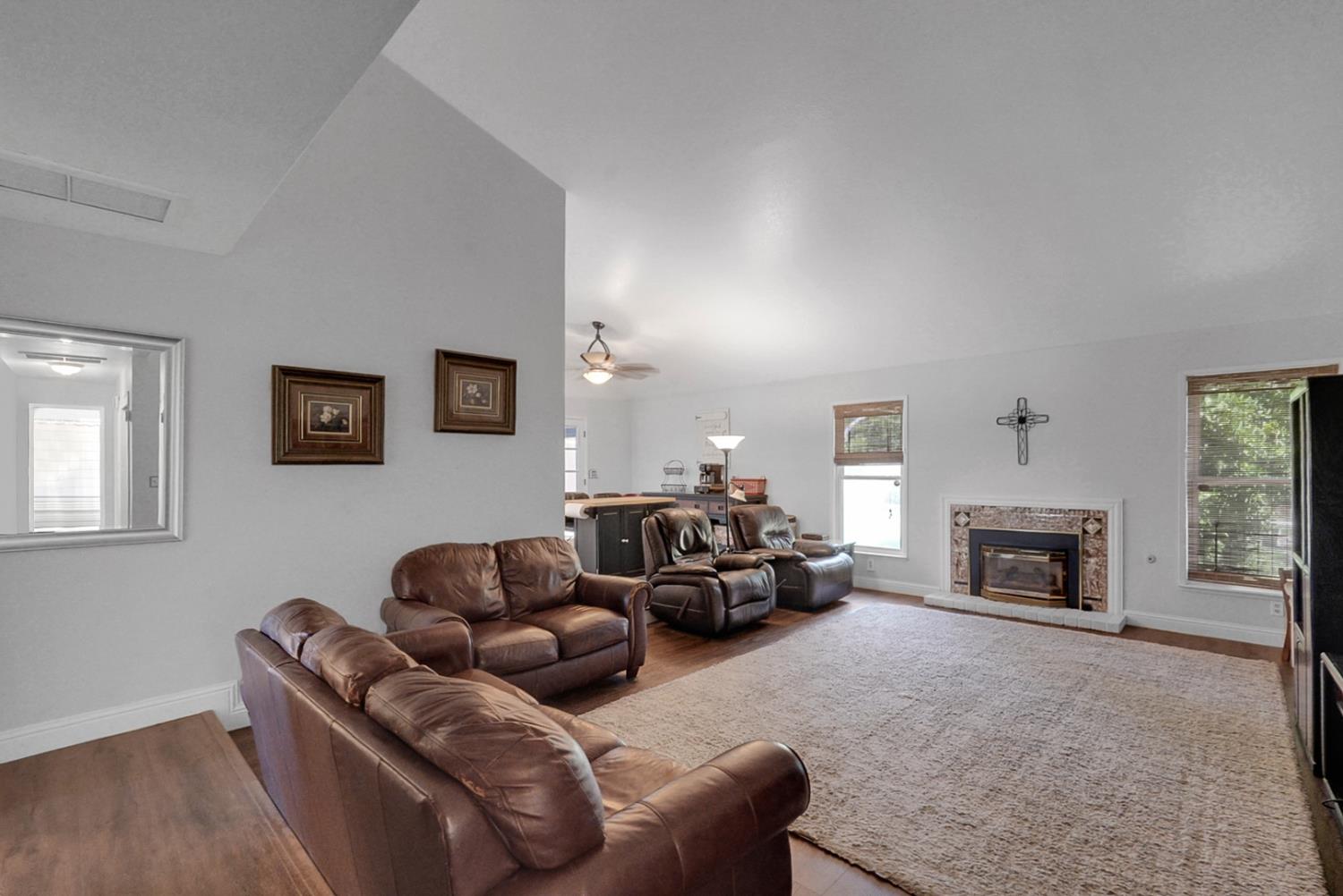 317 Circle Dr, Chowchilla, CA 93610