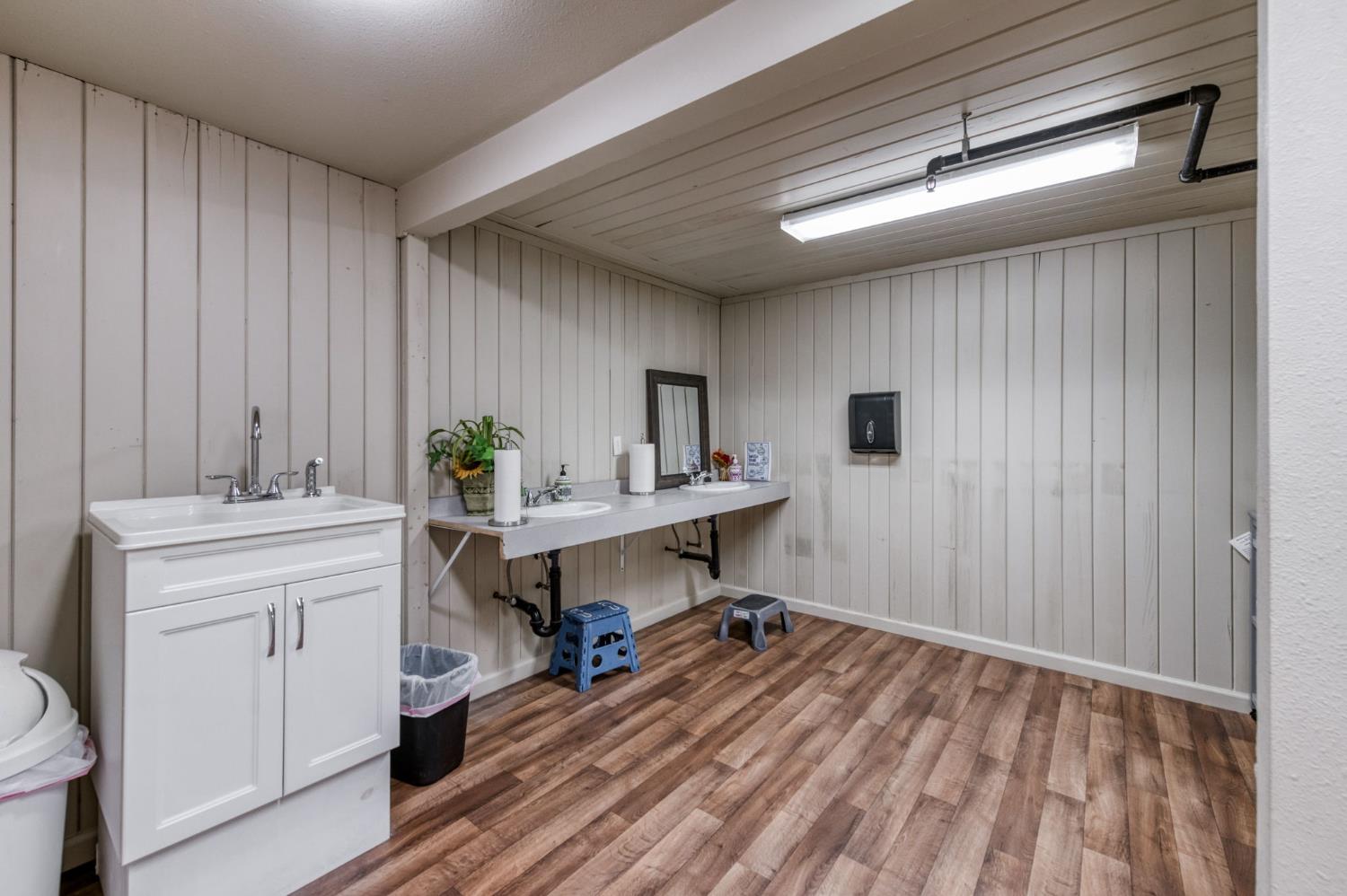 137 N L St, Dinuba, CA 93618