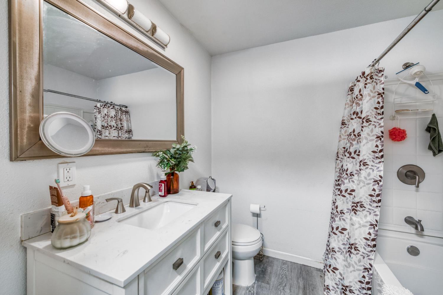 137 N L St, Dinuba, CA 93618