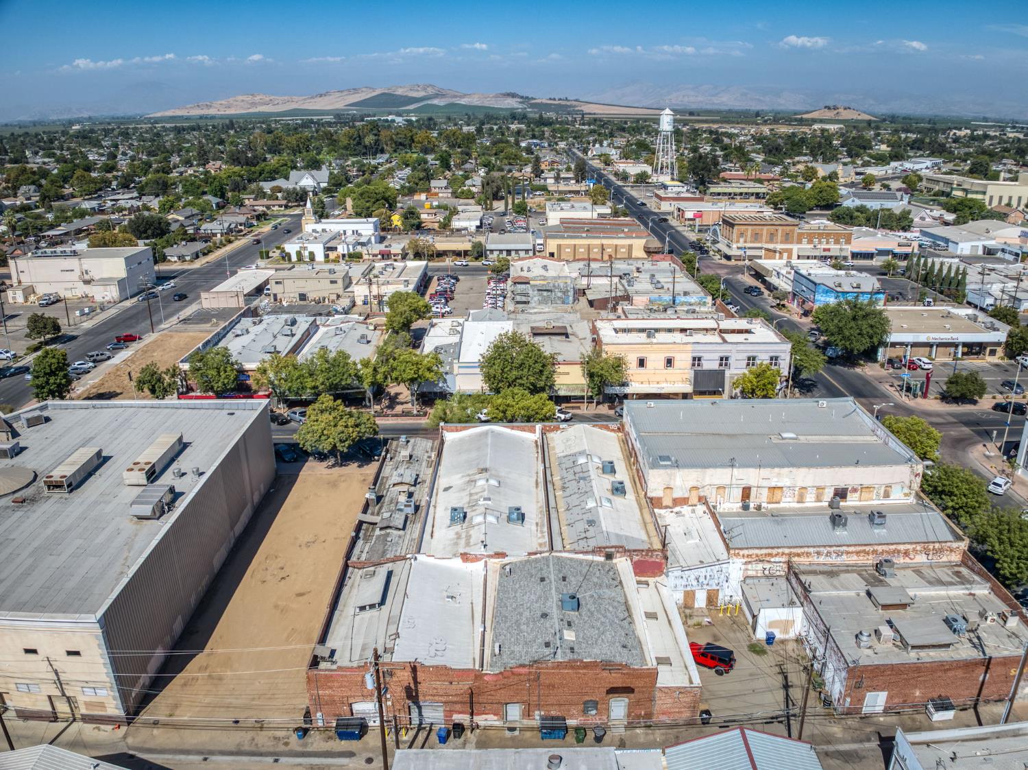 137 N L St, Dinuba, CA 93618