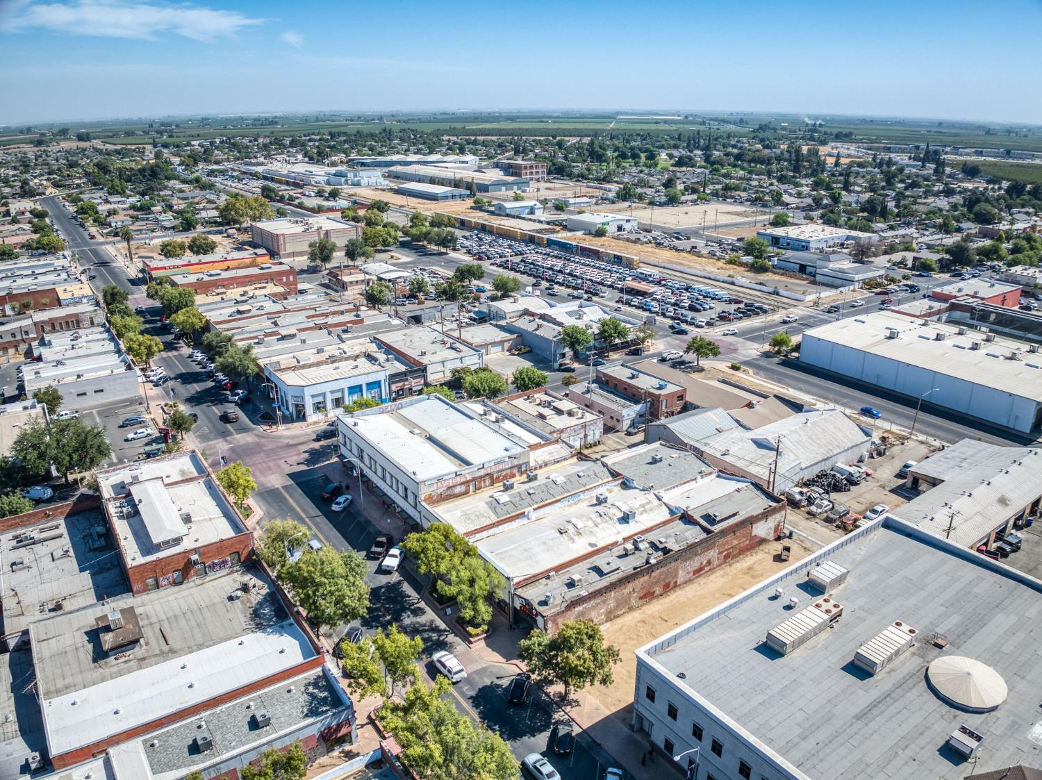 137 N L St, Dinuba, CA 93618