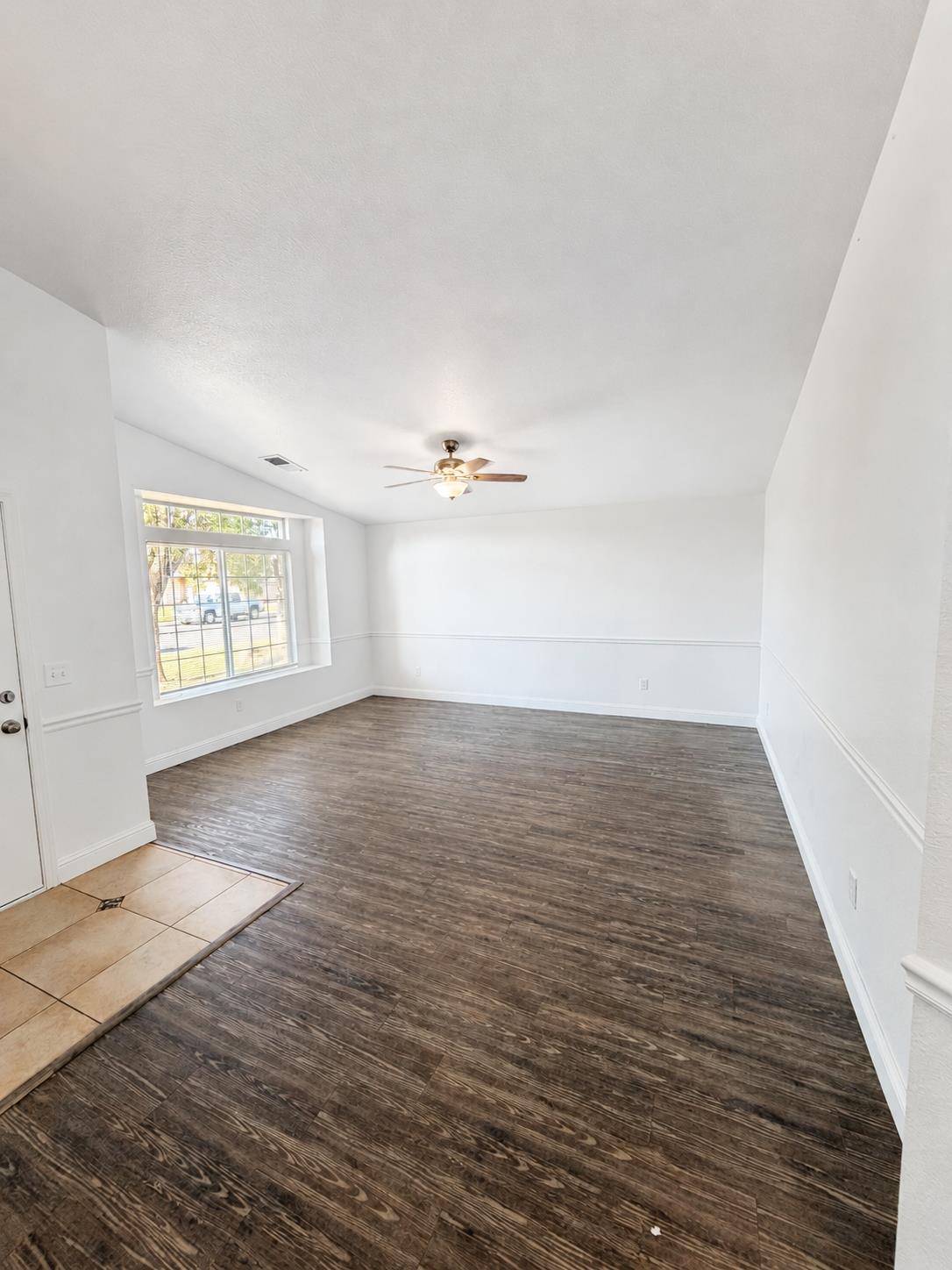 857 Isaac Newton Dr, Hanford, CA 93230