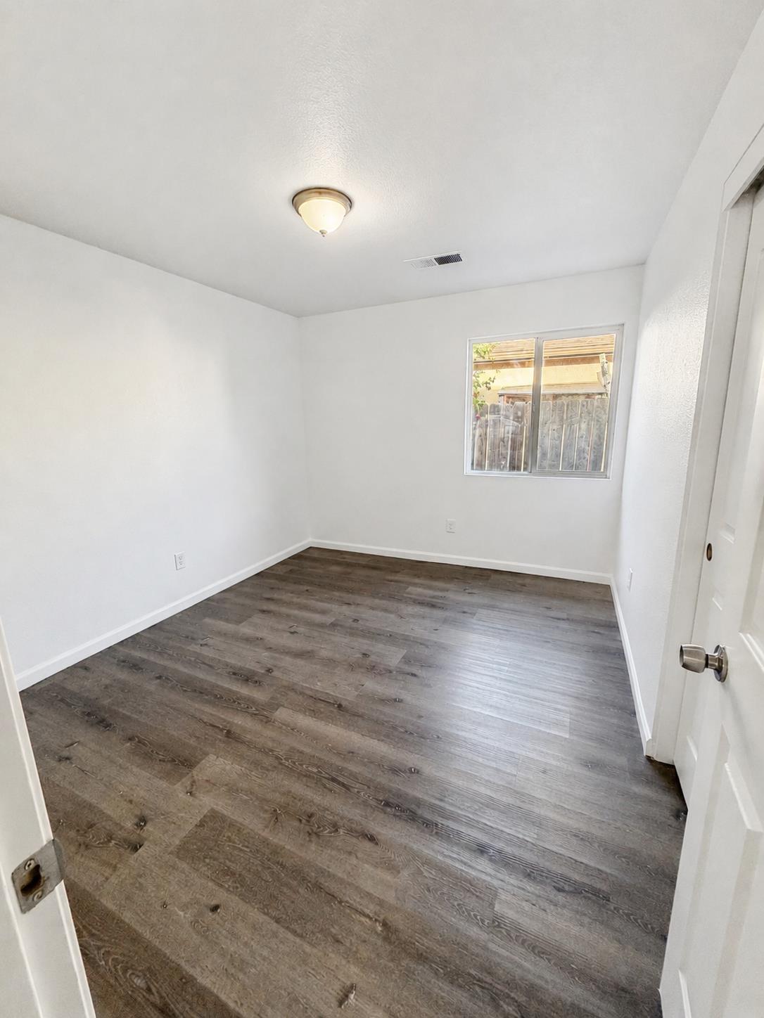 857 Isaac Newton Dr, Hanford, CA 93230