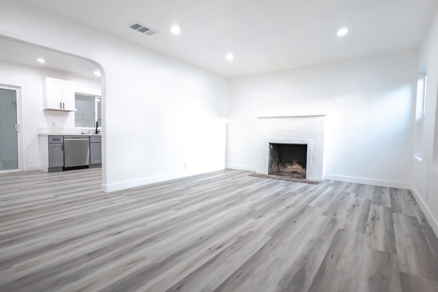 2706 N Thorne Ave, Fresno, CA 93704