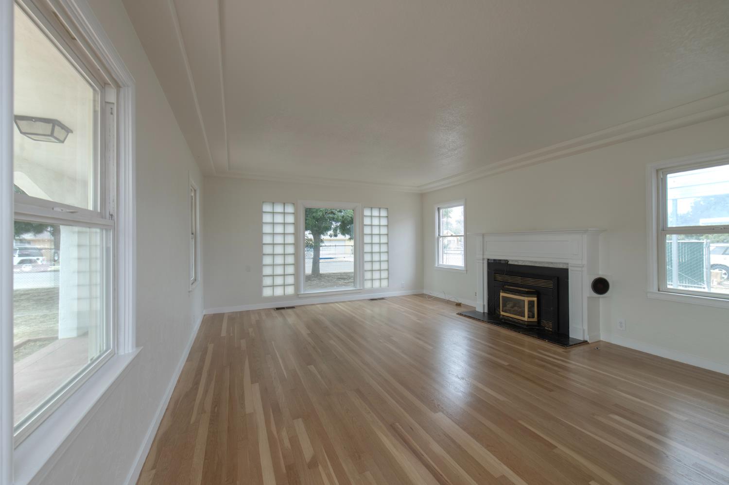 2126 W Hammond Ave, Fresno, CA 93728