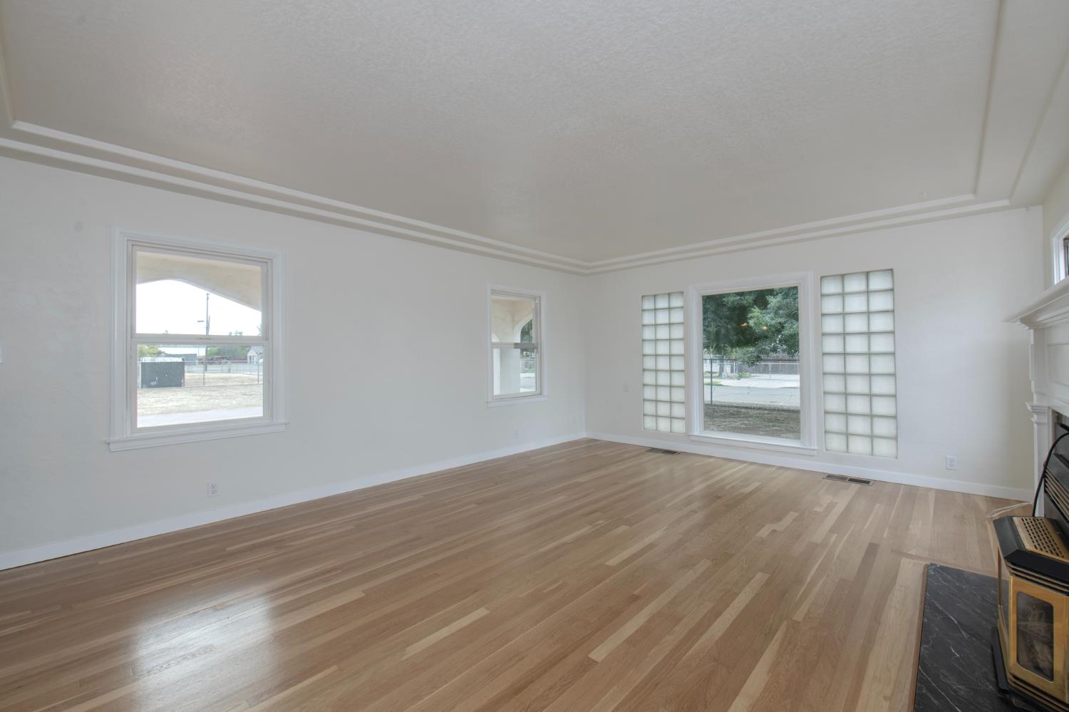 2126 W Hammond Ave, Fresno, CA 93728