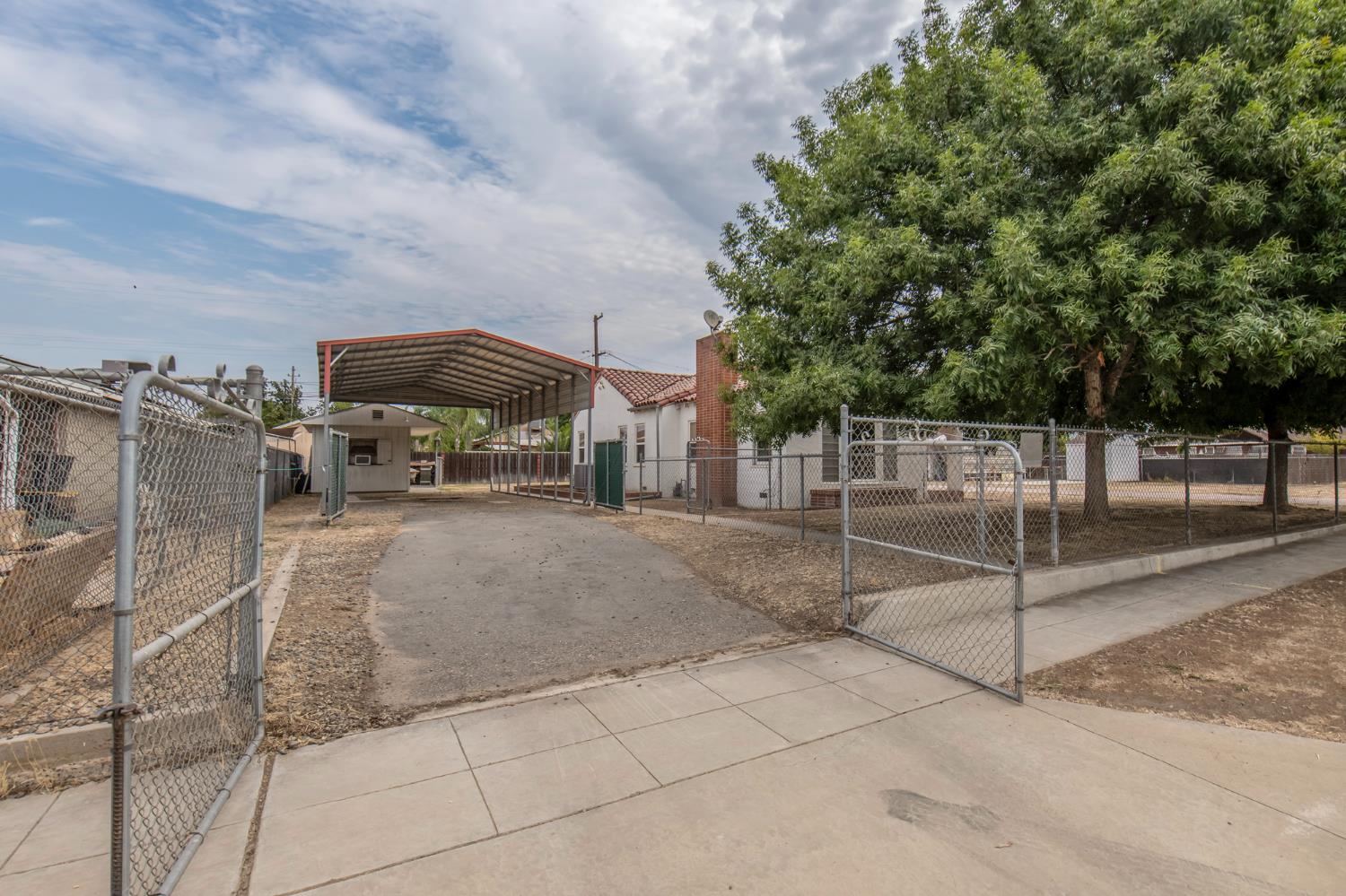 2126 W Hammond Ave, Fresno, CA 93728