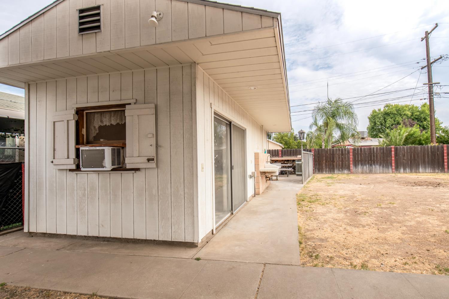 2126 W Hammond Ave, Fresno, CA 93728