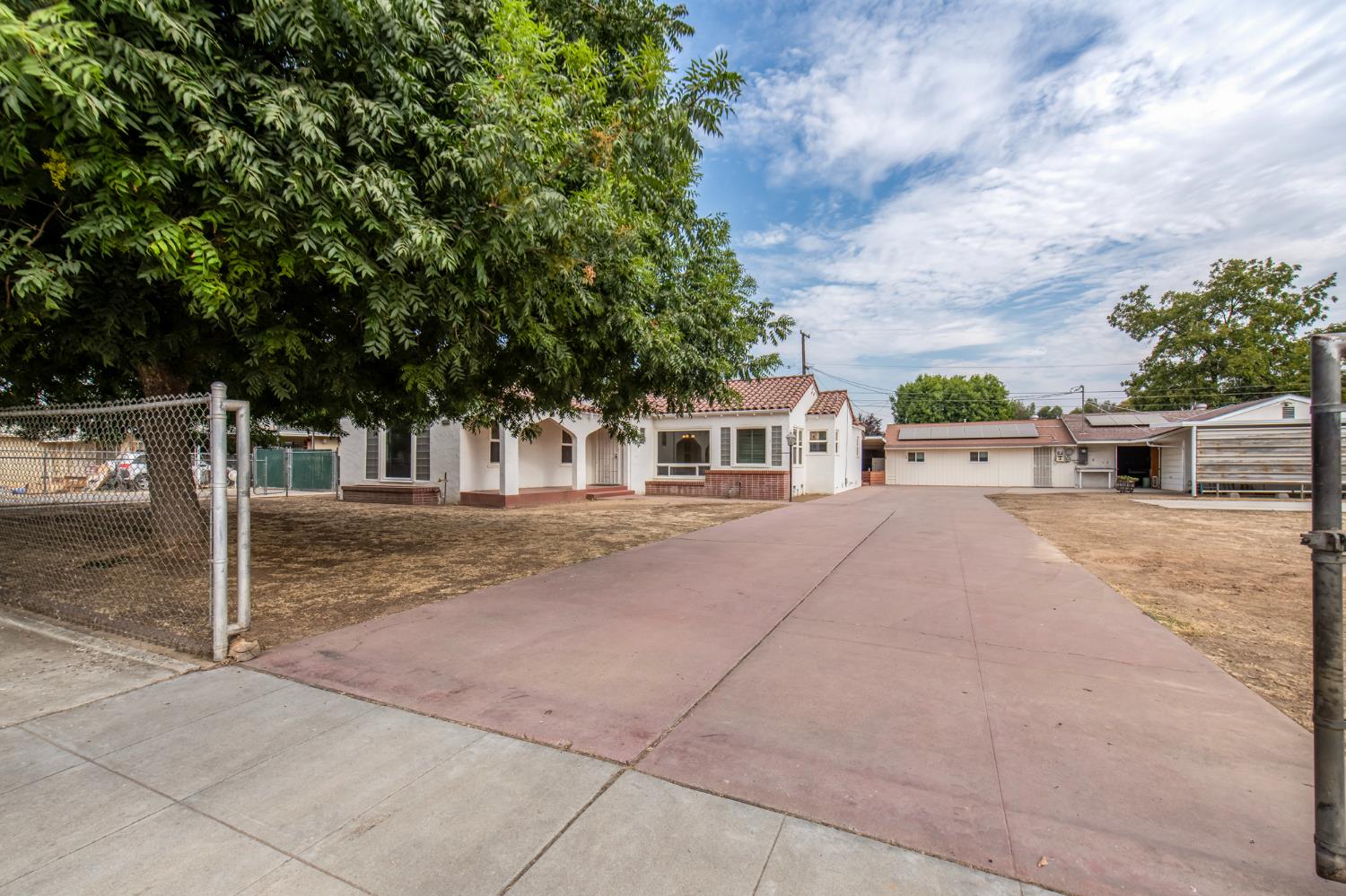2126 W Hammond Ave, Fresno, CA 93728