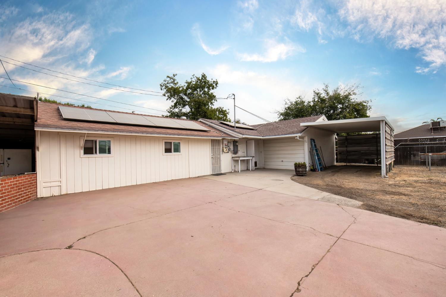 2126 W Hammond Ave, Fresno, CA 93728
