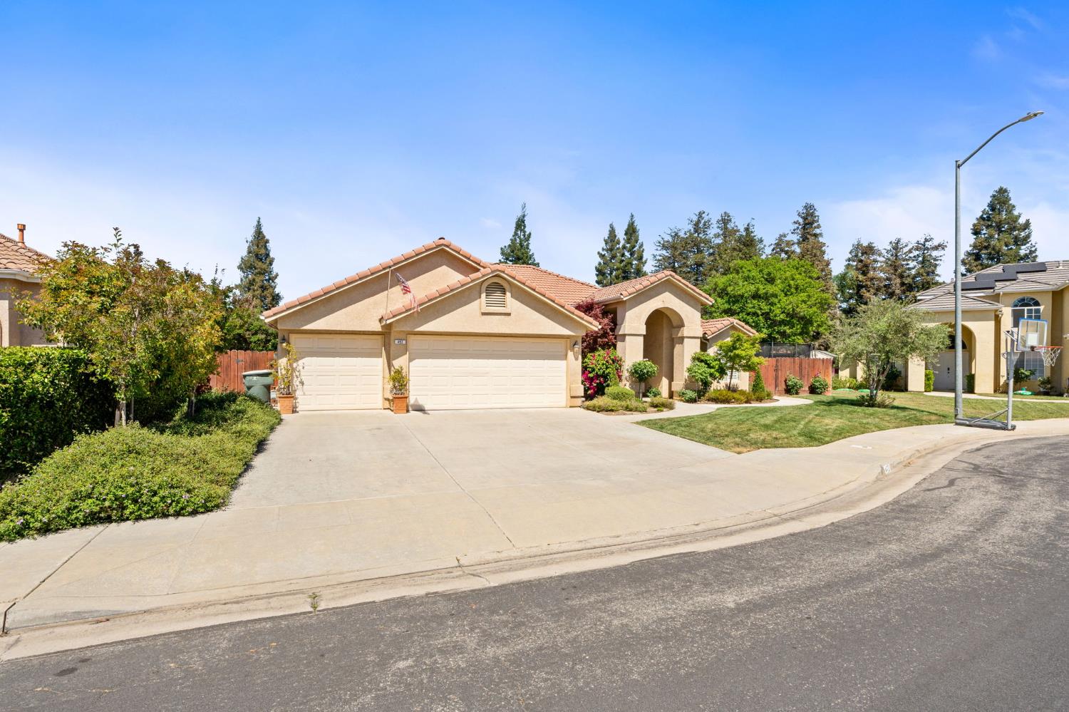 493 W Omaha Ave, Clovis, CA 93619