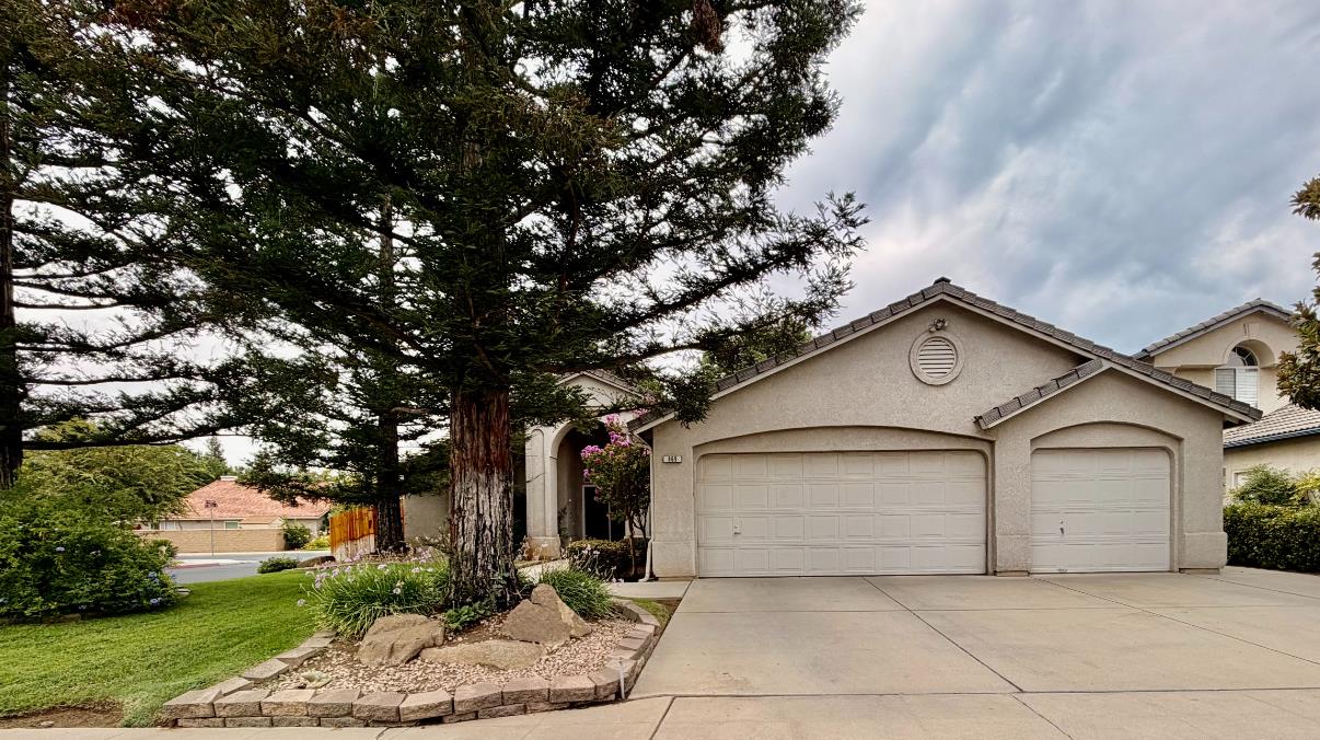 869 Spruce Ave, Clovis, CA 93611